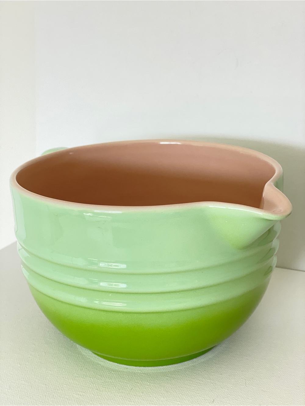 Le Creuset Kiwi Ombré 2 Qt Stoneware Batter Bowl w/ Spout Discontinued - Picture 3 of 14